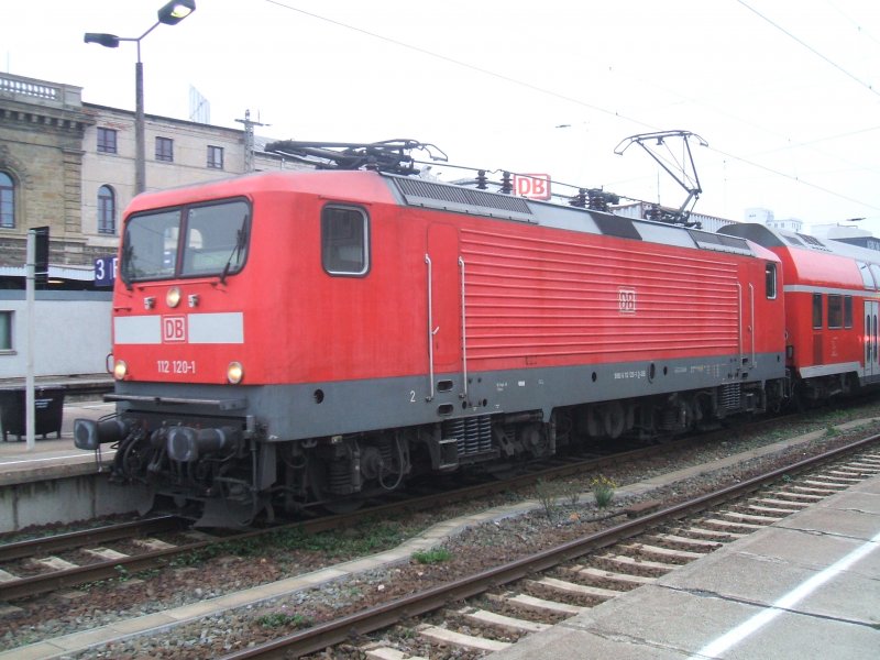 112 120-1 mit einem Regionalexpress (RE1) nach Frankfurt/Oder im Hbf Magdeburg auf Gleis 4 am 01.11.2008, gestartet ist der Zug in Magdeburg-Buckau