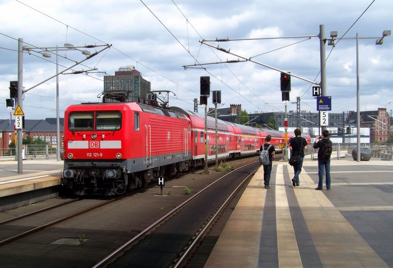 112 121-9 kommt hier mit dem RE2 von Cottbus nach Rathenow in den Hbf von Berlin reingefahren. Auerdem sind Kevin, Valentin und Bernhard zu sehen, beim gleichen versuch wie ich, den RE2 abzulichten. 11.07.2009