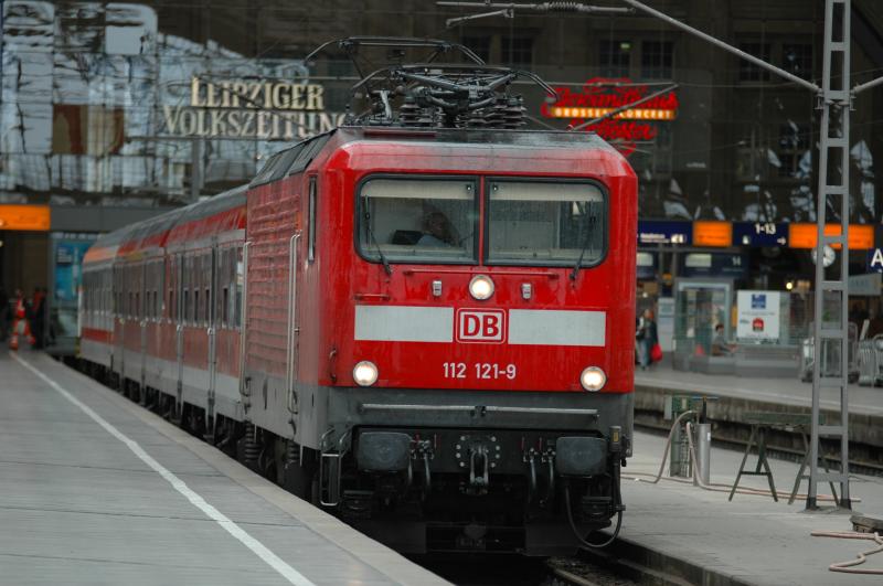 112 121-9 vor einer Leerfahrt im Leipziger Hbf am 16.09.2005