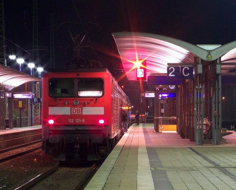 112 121 steht am 29.12.2008 im Lbenauer Bahnhof mit dem RE2 nach Cottbus bereit. Sie musste eine Versptung von 7 Minuten aufnehmen, da sie den EC 340 noch durchlassen musste, welcher mit 60 Minuten Versptung unterwegs war. Lbbenau/Spreewald den 29.12.2008