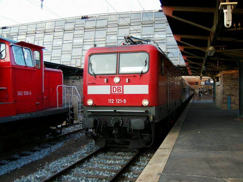 112 121 vor einem IR nach Berlin,Chemnitz Hbf;August 2005