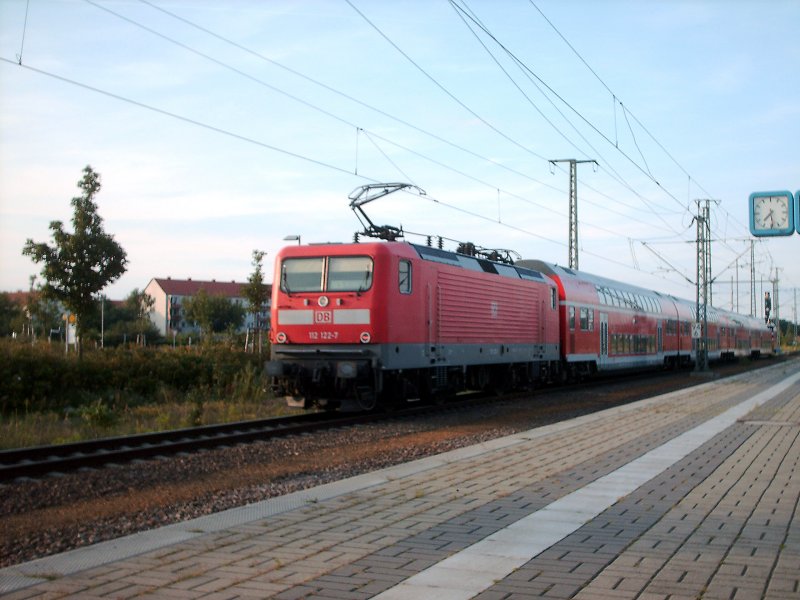 112 122-7 mit RE 33116 (RE5) bei der Ausfahrt aus dem Bahnhof Lutherstadt Wittenberg. Hier beginnt sie eine neue Fahrt nach Rostock Hbf ber Bln.Hbf(tief) und Neustrelitz.(01.08.2007)