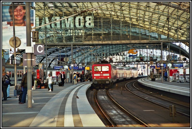112 124 wartet mit dem RE2 von Cottbus nach Rathenow auf die Weiterfahrt.