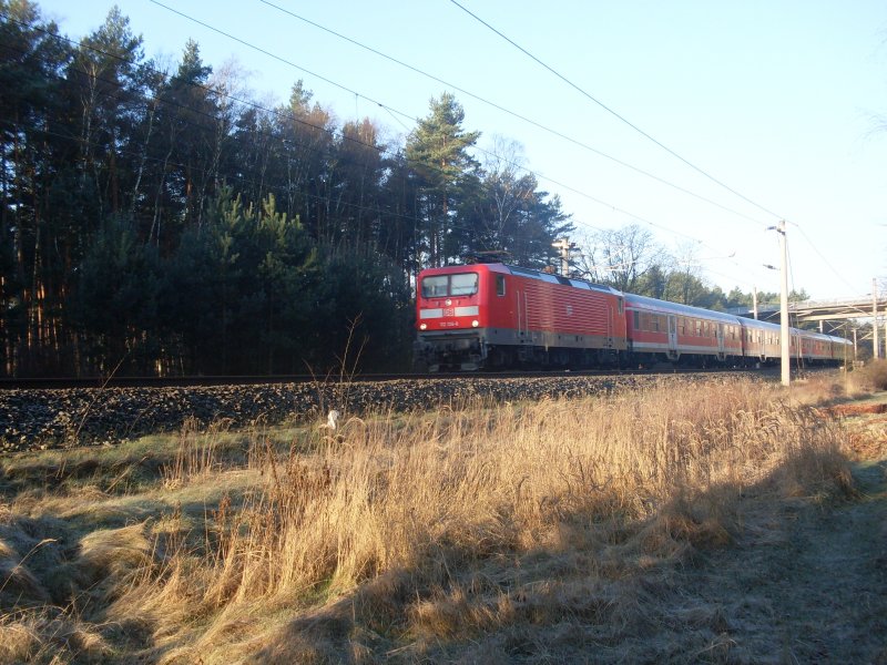 112 126-8 fhrt mit ihrem RE dem Sonnenaufgang entgegen zwischen Hannover und Wolfsburg
