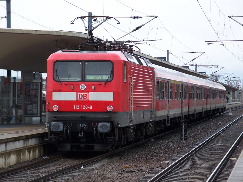 112 126 steht im Wolfsburger Hbf um bald nach Hannover die Reise anzusetzen (21.3.2008)