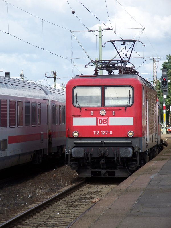 112 127 bringt den RE nach Wolfsburg in den Bahnhof Hannoer (28.8.2007)