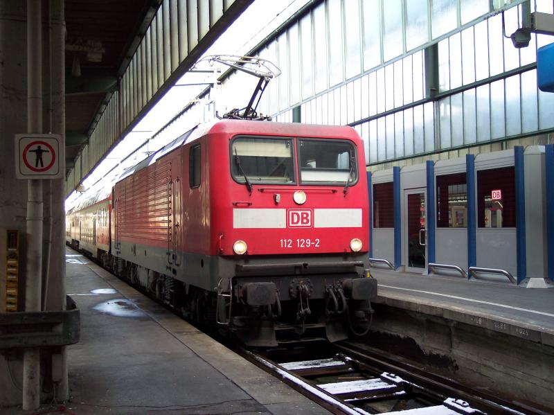 112 129 fhrt am 23.02.2004 mit ihrem Regionalexpress, gebildet aus Y-Wagen in den Stuttgarter Hbf ein.
