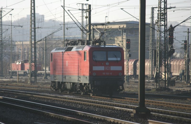 112 132-6 am 17.03.2004 im Bf Plochingen ist bereit zum Umsetzen an ihren Zug. Im Hintergrund ist das Stellwerk  Pf  zu sehen, das am 18. April 2006 morgens um 6 Uhr zu Gunsten eines ESTW au�er Betrieb ging. Der Fahrdienstleiter sitzt nun in Karlsruhe.