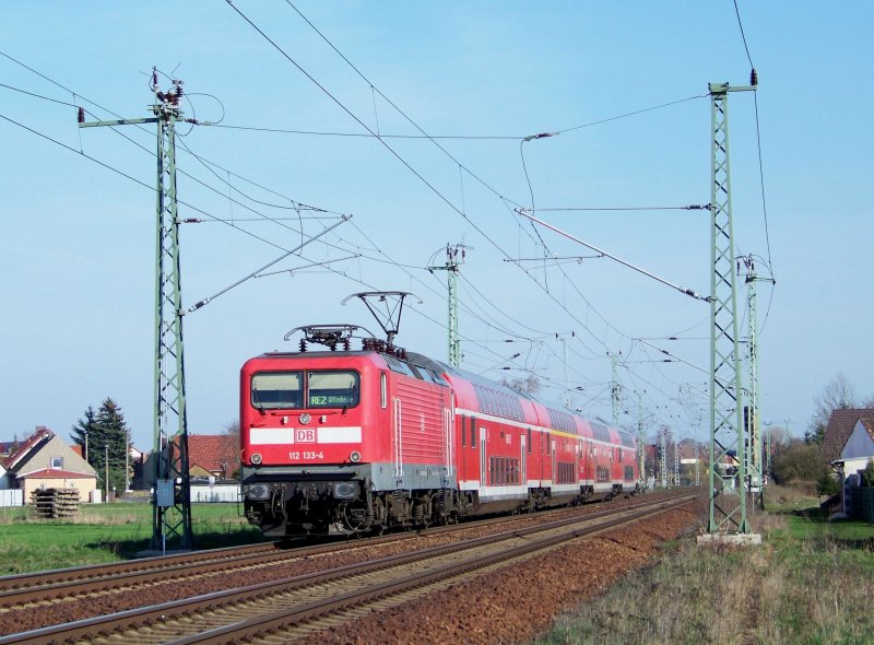 112 133-4 fhrt mit dem RE2 nach Wittenberge ber Berlin. Hier kurz nach der Ausfahrt aus Lbbenau/Spreewald. 03.04.2009