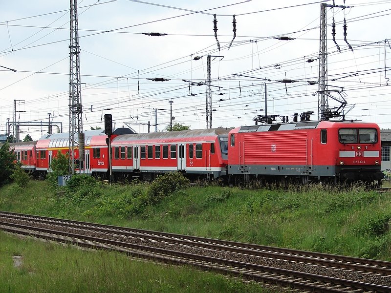 112 133 fhrt gerade mit einer Wagenberfhrung, bestehend aus einigen Steuerwagen und einem Mittelwegen, in den Bereich des Hbf Stralsund ein. (31.05.07)