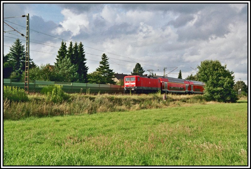112 137 bringt im Herbst 2005 einen RE2  RHEIN-HAARD-EXPRESS  von Mnster (Westf) nach Mnchengladbach. Aufgenommen bei Haltern am See.