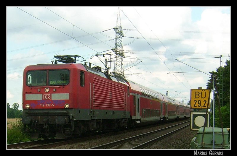 112 137 mit dem RE4  Wupper-Express  nach Aachen an der ehem. Anrufschranke Geilenkirchen. Anrufschranke, 112... alles nun Geschichte!!! (Sommer 2007)