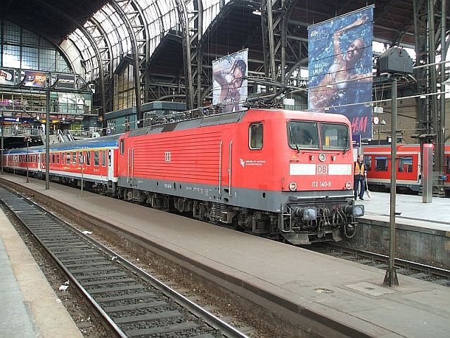 112 140-9 am 18.05.2007 mit einem SH-Express im Hamburger Hauptbahnhof.