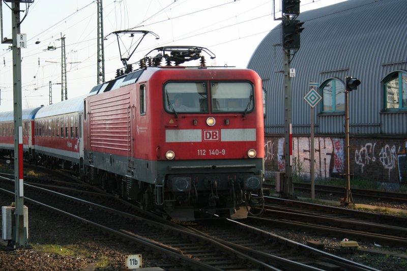 112 140-9 fhrt am Morgen des 19.4.2008 in den Bahnhof Hamburg-Altona ein.
