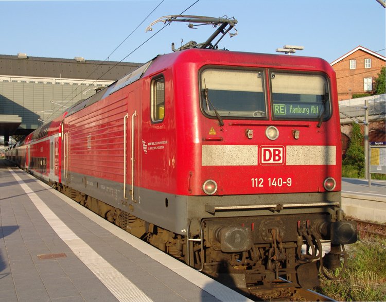 112 140-9 mit RE21407 von L�beck Hbf.nach Hamburg Hbf.kurz vor der Abfahrt im Bahnhof L�beck.(02.05.09)