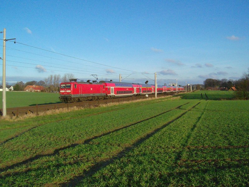 112 141-7 beschleunigt am 28.12.08 den RE 21421 Lbeck Hbf - Hamburg Hbf kurz nach der Ausfahrt aus Reinfeld (Holst.).
