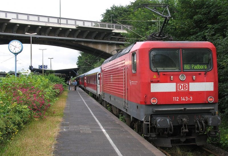 112 143-3 mit RE 21074 Flensburg-Padborg (Dnemark) auf Bahnhof Flensburg am 26-6-2007.