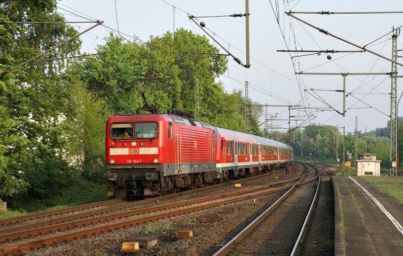 112 144-1 mit einem RE nach Kiel Hbf am 30.04.2009 in Tornesch.
