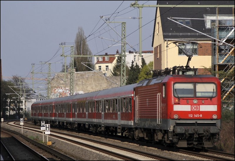 112 145 (9180 6112 145-8 D-DB) schiebt RB 21376 nach Ahrensburg. Hier in Landwehr. (11.04.2009)