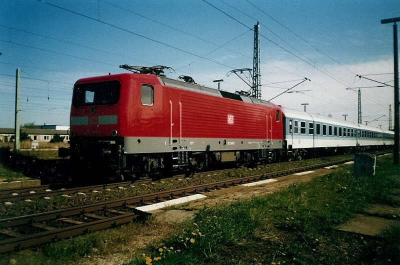 112 145 vor einem Interregio in Bergen/Rgen im Mai 1999.