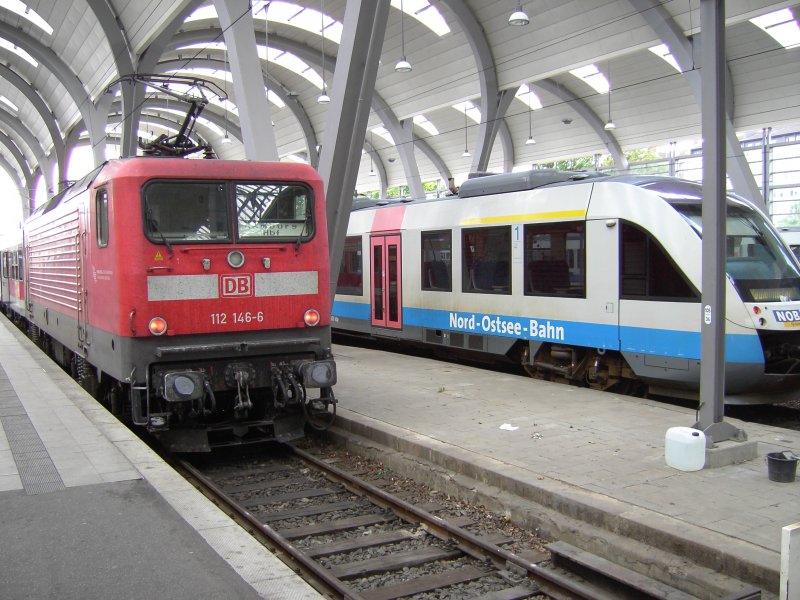 112 146-6 wartet im Hbf Kiel auf die Ausfahrt nach Hamburg.Daneben ein VT  308 der NOB nach Neumnster. (Aufnahme 05. Juni 2007)