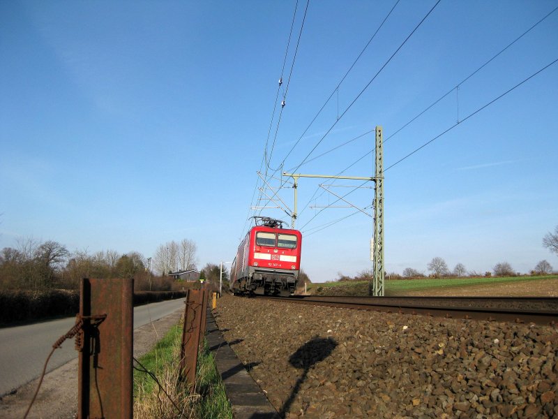 112 147-4 legt sich am 30.03.09 mit dem RE 21579 nach Hamburg Hbf bei Reinfeld (Holst.) leicht in eine Linkskurve.