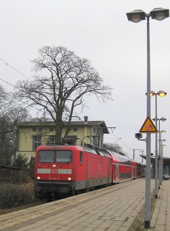 112 147-5 rast mit 140 km/h am 21.02.09 mit RE 21421 L�beck Hbf - Hamburg Hbf durch Hamburg-Wandsbek.