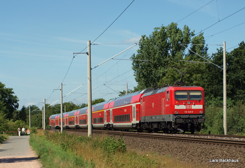 112 149-0 schiebt den RE 21415 Lbeck Hbf - Hamburg Hbf durch den Stadtrand von Bad Oldesloe und wird gleich zum Planhalt in der Kreisstadt Stormarns zum stehen kommen. Aufgenommen am 16.07.09.
