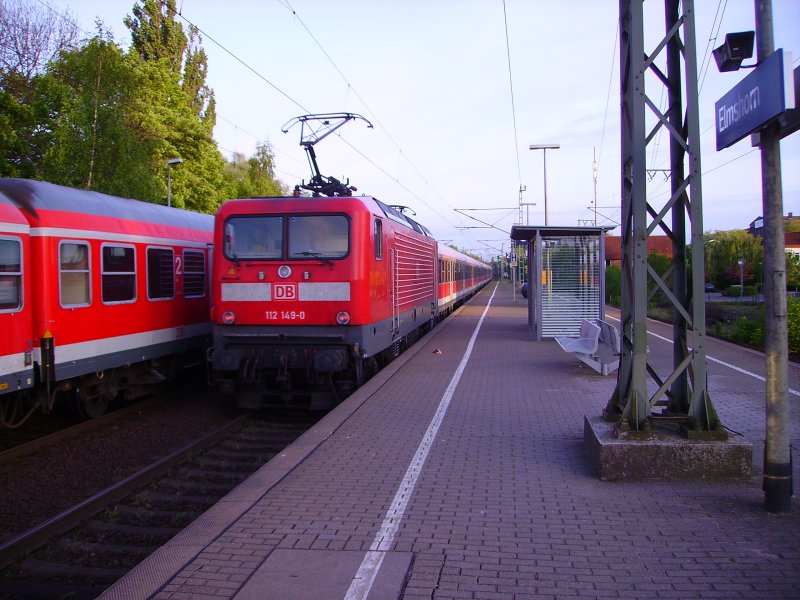 112 149-0 verlsst den Bahnhof Elmshorn. 9.5.07