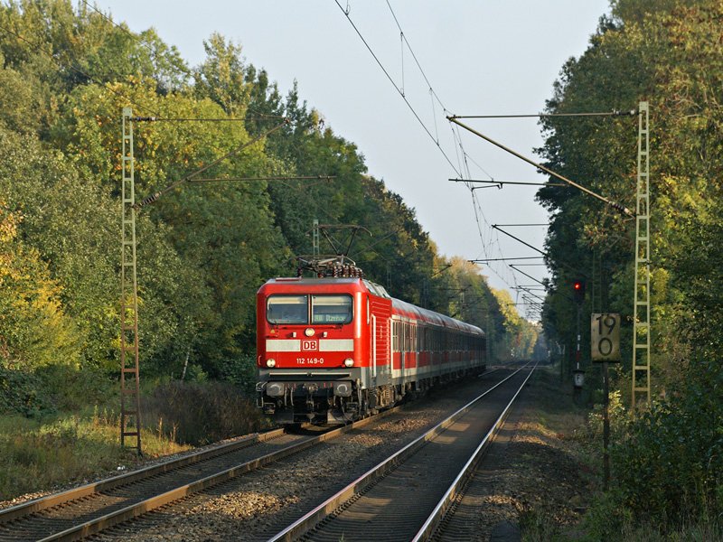 112 149-3 mit einer RB nach Itzehoe am 11.10.2008 in Prisdorf.