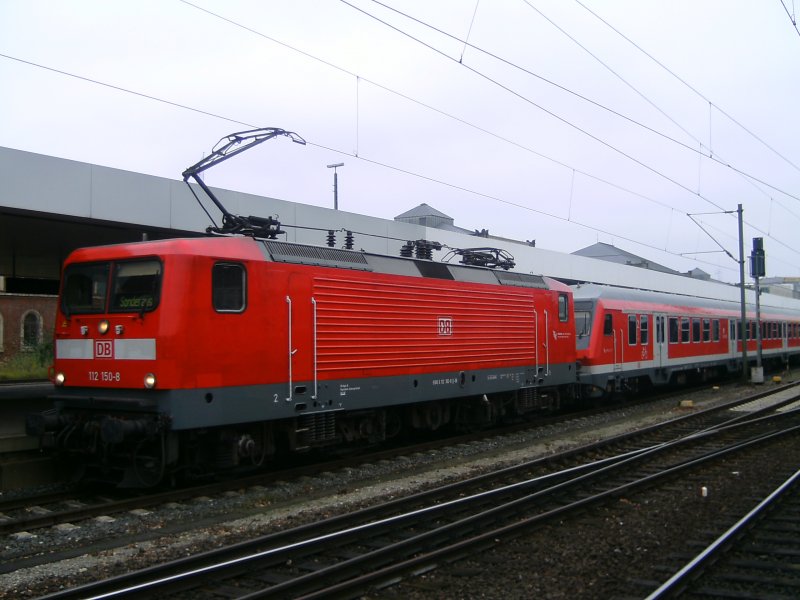 112-150-0 mit einem Fu�ballsonderzug in Hannover HBF, es spielten Hannover gegen Hamburg. Dieser Zug bestannt aus 8 Wagen  