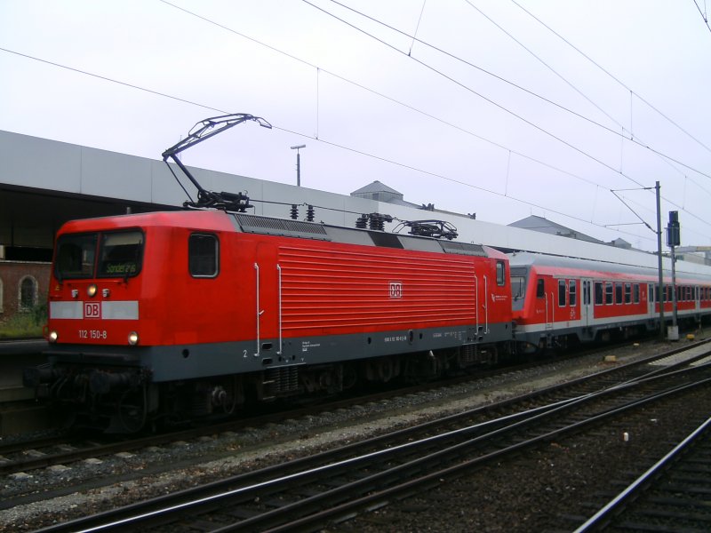 112-150-0 mit einem Fuballsonderzug in Hannover HBF, es spielten Hannover gegen Hamburg. Dieser Zug bestannt aus 8 Wagen  