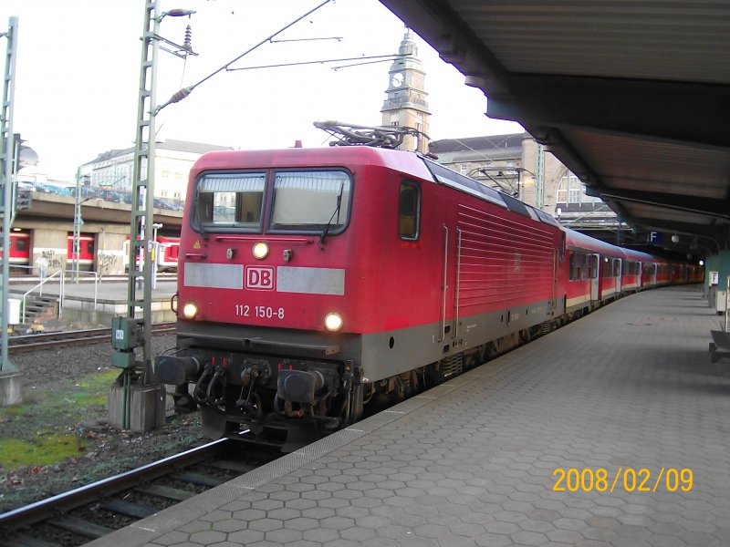 112 150-8 steht am 9.02.08 mit einem RE nach Kiel Hbf im Hamburger Hbf zur Abfahrt bereit.