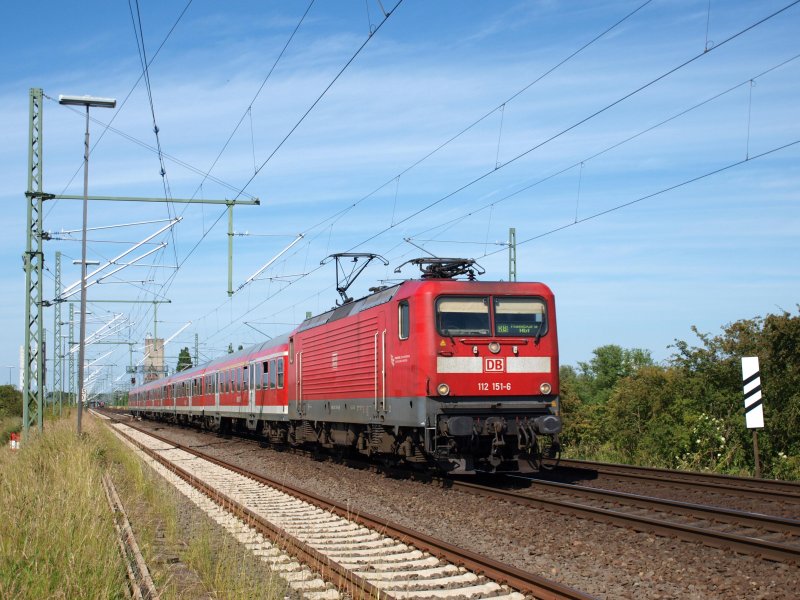 112 151-6 beschleunigt am 17.06.09 die RB 21325 nach Hamburg Hbf und wird in wenigen Minuten wieder abbremsen m�ssen um in Kupferm�hle zu Halten.