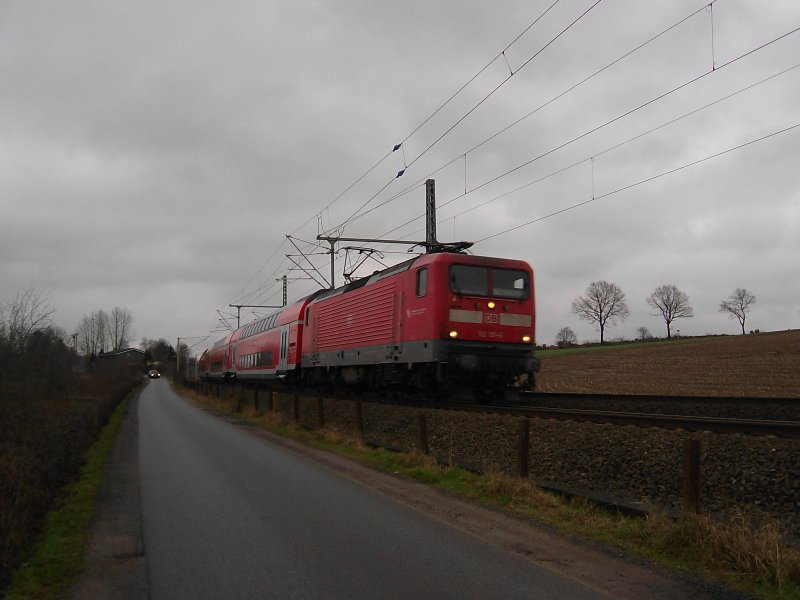 112 151-6 legt sich am 24.01.09 mit RE 21421 Lbeck Hbf - Hamburg Hbf kurz vor Reinfeld (Holst.) in eine Kurve.