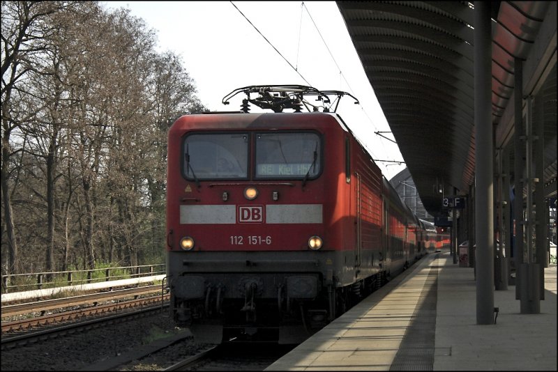 112 151 (9180 6112 151-6 D-DB) verl�sst mit dem RE 21020, Hamburg Hbf - Kiel Hbf, den sch�nen Bahnhof Dammtor. (11.04.2009)
