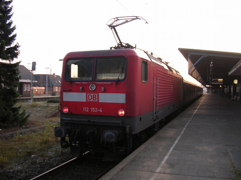 112 152-4 an einem grauen ungemtlichen Dezembermorgen im ebenfalls ungemtlichen Bahnhof Flensburg