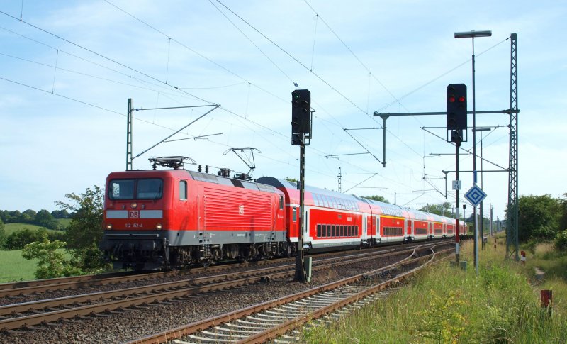 112 152-4 hat am 17.06.09 den RE 21426 nach L�beck Hbf am Haken und wird in wenigen Minuten den Bahnhof von Bad Oldesloe erreichen, um dort einen kurzen Zwischenhalt einzulegen, bevor es �ber Reinfeld (Holst.) weiter Richtung Hansestadt L�beck geht.