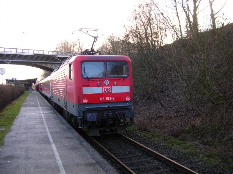 112 153-2 als Schublok fr den SCHLESWIG-HOLSTEIN EXPRESS in Flensburg. Die Lok ist fr Geschwindigkeiten bis 160 km/h ausgelegt, die Mittelwaggons (ex IR, BIMZ-Bauweise) fr 200 km/h und der Steuerwagen fr 140 km/h. 