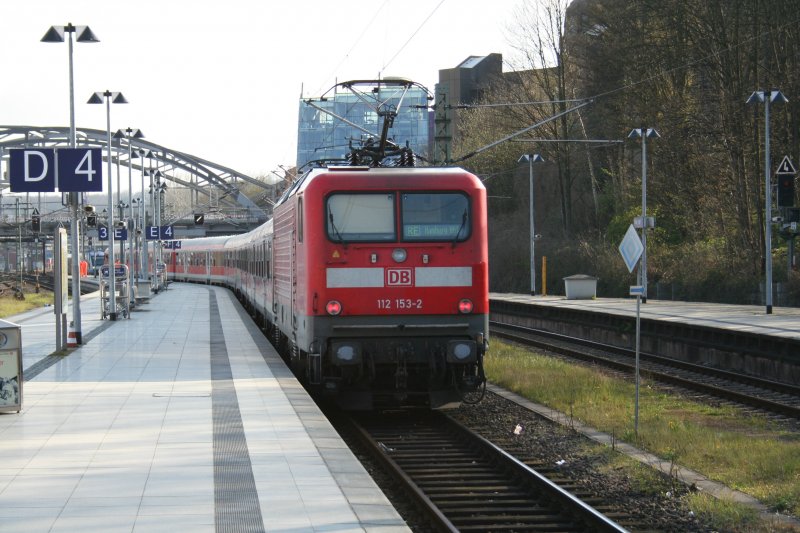 112 153-2 bei der Ausfahrt aus dem Kieler Hbf am 19.4.2008.