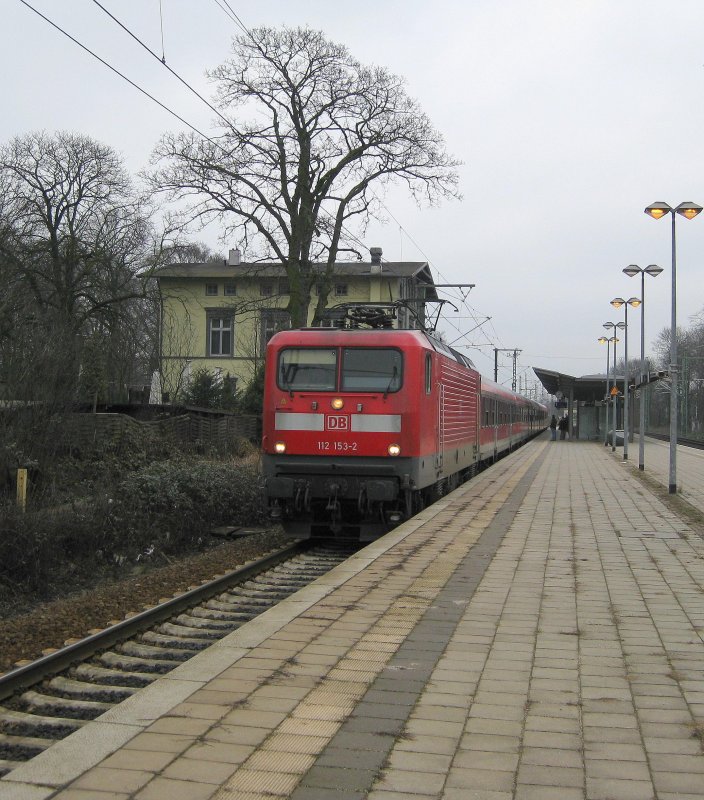 112 153-2 f�hrt am 21.02.09 mit RB 21369 Ahrensburg - Hamburg Hbf in Hamburg-Wandsbek ein.