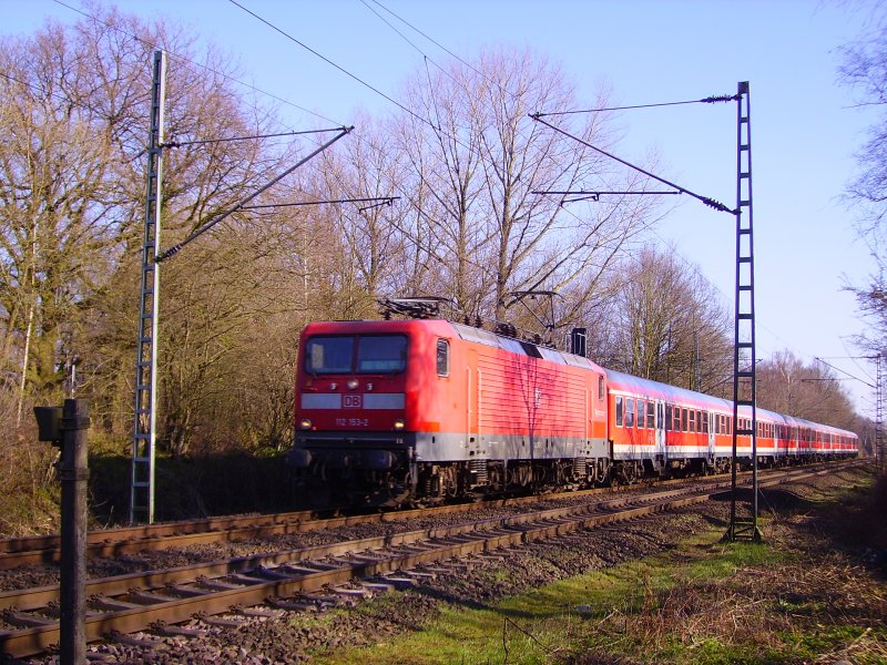 112 153-2 mit dem RE nach Kiel kurz vor Elmshorn. 23.03.08