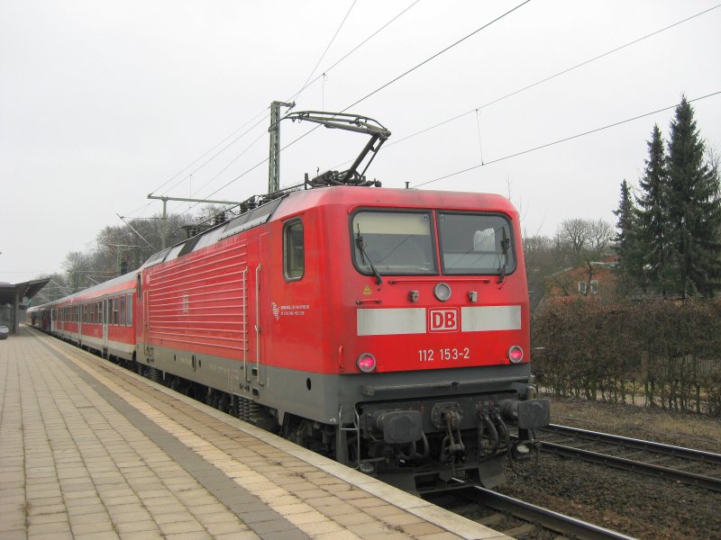 112 153-2 steht am 21.02.09 mit der RB 21320 nach Bad Oldesloe in Hamburg-Wandsbek und wartet auf die Freigabe zur Weiterfahrt.