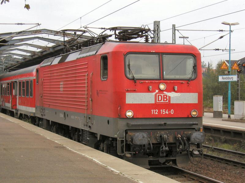112 154-0 mit ihrer Regionalbahn von Flensburg nach Neumnster in Rendsburg. 14.10.2005