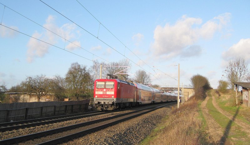 112 154-0 zieht am 17.03.09 den RE 21427 nach Hamburg Hbf hier kurz vor Reinfeld (Holst.).