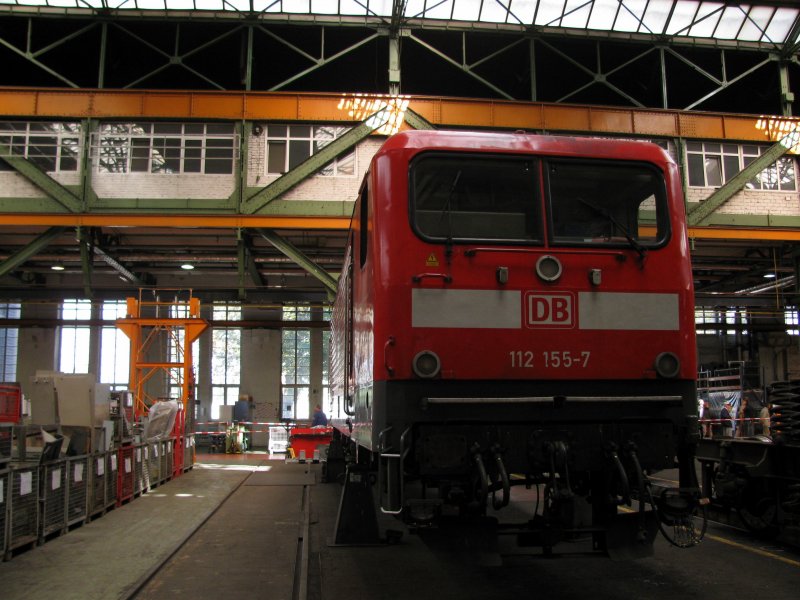 112 155-7 wartet auf Drehgestelle beim Tag der offenen Tr im AW Dessau.