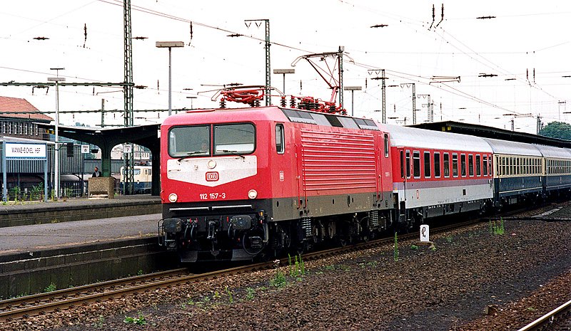 112 157 durchfhrt Wanne Eickel mit einem bunten Zug. 06-1993