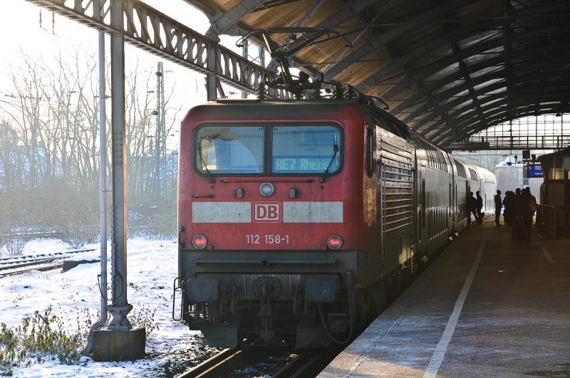 112 158 hat den RE7 in die historische Halle des Bhf's Krefeld geschoben. 11.01.2009