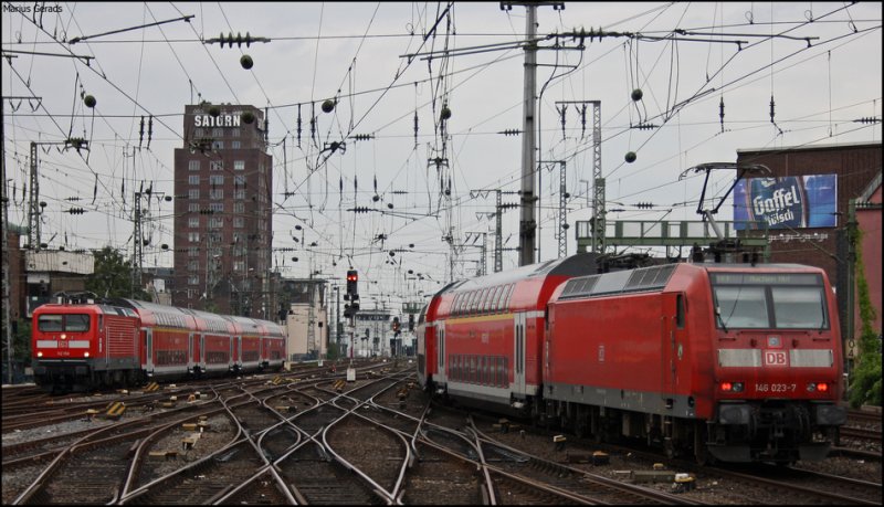 112 158 mit dem RE7 bei der Einfahrt und 146 023 mit dem RE10122 nach Aachen bei der Ausfahrt von K�ln Hbf 12.8.2009