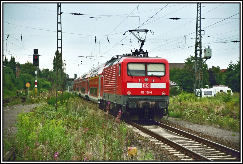 112 158 rollt mit einem RE2  Rhein-Haard-Express  von Mnchengladbach nach Mnster (Westf). Aufgenommen in Haltern am See. Aufgenommen im Herbst 2005